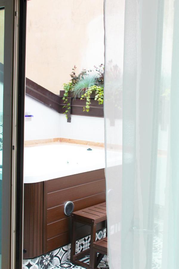 Day&Night Luxury Apartment, 2 Bedrooms, Terrace, Jacuzzi Outdoor, Parking Trieste Exterior foto